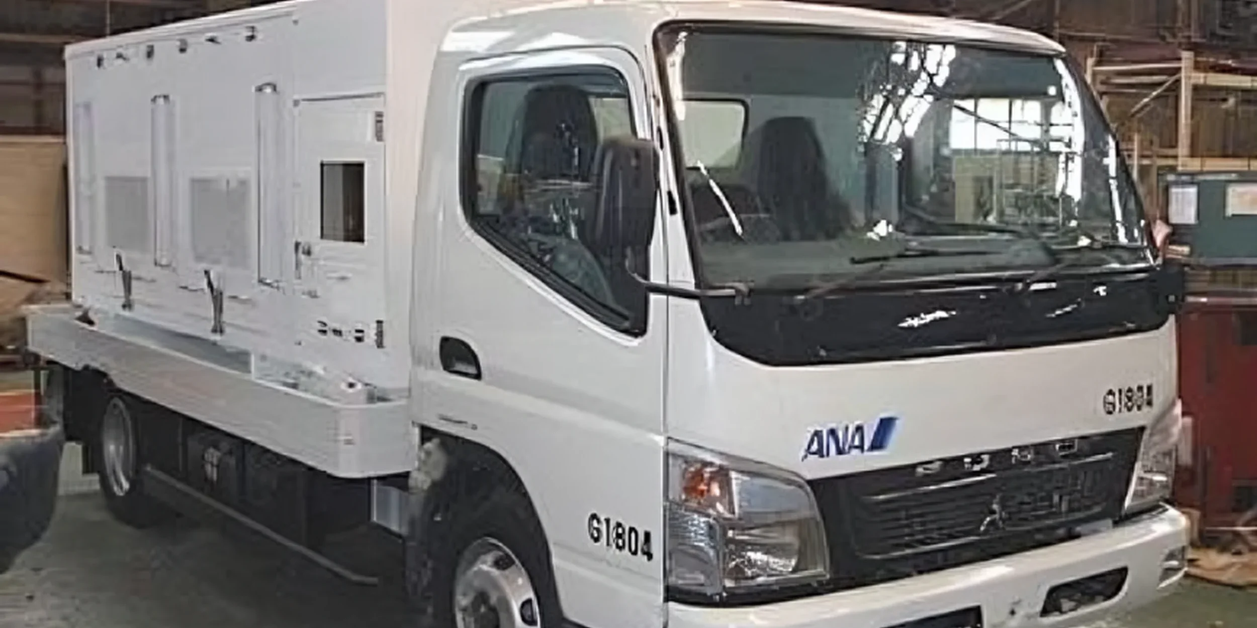 airport power supply vehicle with soundproof cover
