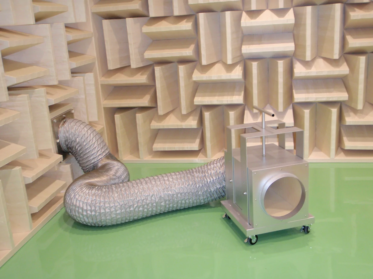 semi anechoic chamber with movable air ventilation